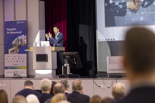 Auf der Bühne gaben regionale und internationale Wasserstoffprojekte Einblick in den Markthochlauf. Hier Andreas Wenzel, Geschäftsführer der AHK Dänemark. | Foto: Martin Meiners