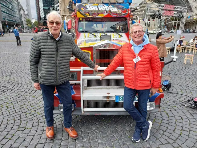 Claus Bredehöft (li.) und Jürgen Stemmann in Frankfurt am Jeepney | Foto: Bredehöft