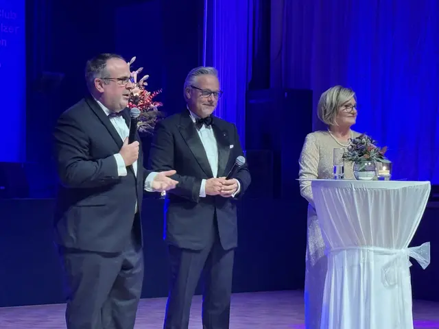 Jan-Bauer mit den Lions-Präsidenten Lars Hagemeier und Gabriela Behrens-Bröker erklärte den anwesenden Gästen den Spendenzweck der diesjährigen Tombola. Gesammelt wurde für das Hospiz-Nordheide | Foto: Lions Club Buchholz-Nordheide