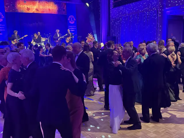 Viel los auf der Tanzfläche beim Herbstball-Buchholz. Getanzt wurde zu der Musik der Swowband Les Amis   | Foto: Lions Club Buchholz-Nordheide