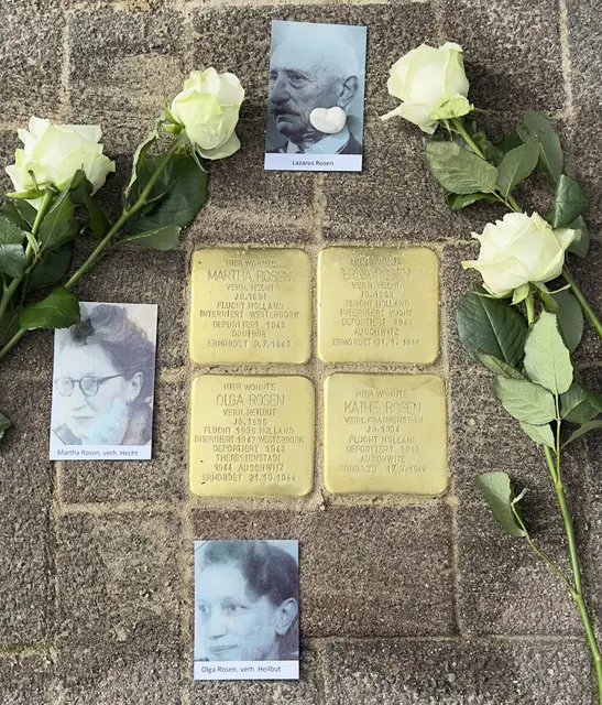 Stolpersteine der Familie Rosen in Tostedt mit historischen Bildern der Familienmitglieder und Rosen inszeniert | Foto: Samtgemeinde Tostedt