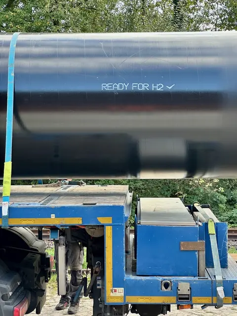 Röhrenumschlag in Fredenbeck - Verladung vom evb-Zug auf Lkw  | Foto: evb