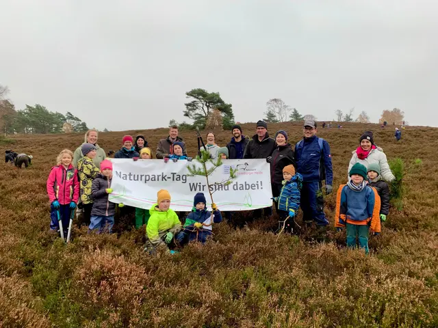 Eine Entkusselungsaktion startete ein Teil der Gruppe der Naturpark-Grundschule Sprötze-Trelde | Foto: Naturparkregion Lüneburger Heide e.V.