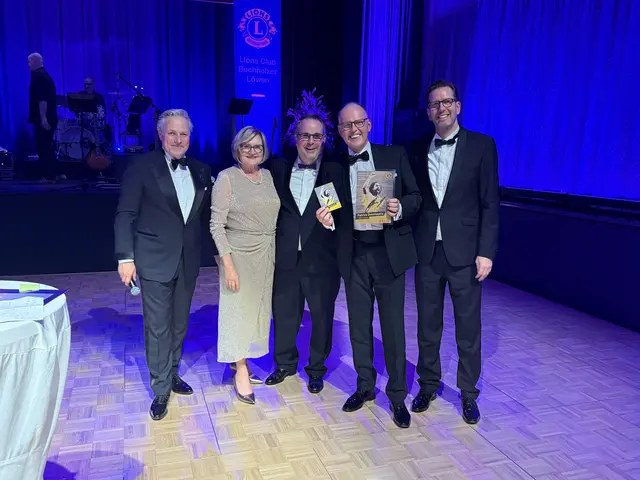 Ralf Meinecke, 2.v.r., ersteigerte bei der Sonderlosung 2 VIP-Eintrittskarten für das Fußball-Bundesliga-Spiel Borrussia Dortmund gegen Werder Bremen. | Foto: Lions Club Buchholz-Nordheide