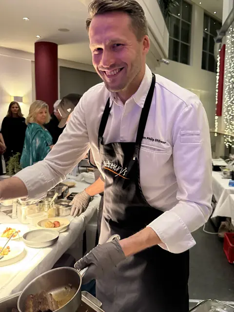 Inhaber Jan-Philip Stöver vom Henry's aus Buchholz-Steinbeck bediente am Food-Stand persönlich | Foto: Lions Club Buchholz-Nordheide