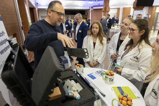 Schülerinnen und Schüler der Chemieleistungskurse des Gymnasiums Hittfeld tauschen sich mit Experten und Unternehmen zu Wasserstofftechnologie aus. | Foto: Martin Meiners