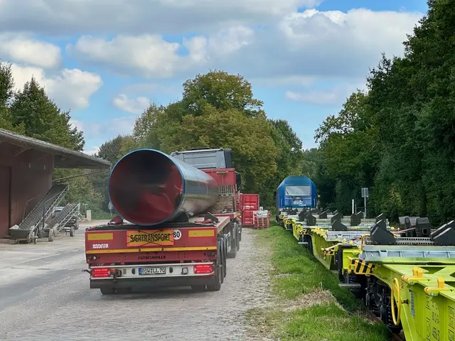 Röhrenumschlag in Fredenbeck - Verladung vom evb-Zug auf Lkw | Foto: evb