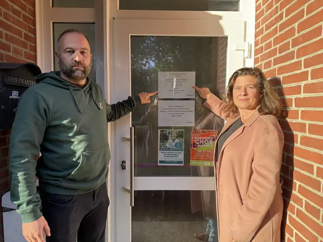  Timo Röntsch und Dr. Irmelin Schütze vor der seit über einem Jahr geschlossenen Ortsverwaltung in Ramelsloh | Foto: FWG