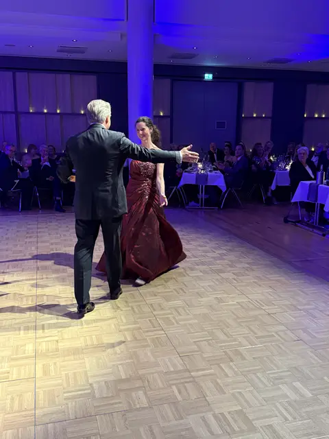 Preisübergabe: Lions-Präsident Lars Hagemeier mit Gewinnerin Susanne Schluz-Ille, die ein Wochenende auf Sylt im Hotel Severin mit zwei Übernachtungen und einem Mercedes AMG gewann  | Foto: Lions Club Buchholz-Nordheide