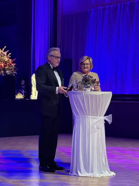 Präsidenten Lars Hagemeier vom Lions Club Buchholz-Nordheide und  Präsidentin Gabriela Behrens-Bröker vom Lions Club Buchholzer Löwen bei der Ball-Eröffnung | Foto: Lions Club Buchholz-Nordheide