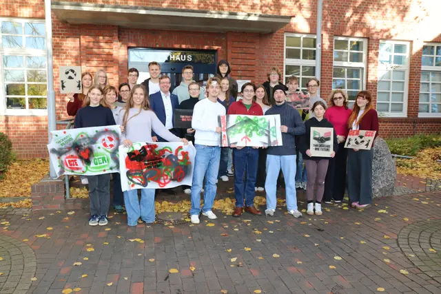 Erster Stadtrat Dirk Hirsch hieß die deutschen und tschechischen Schülerinnen sowie die Lehrerinnen im Rathaus willkommen | Foto: Stadt_Buchholz