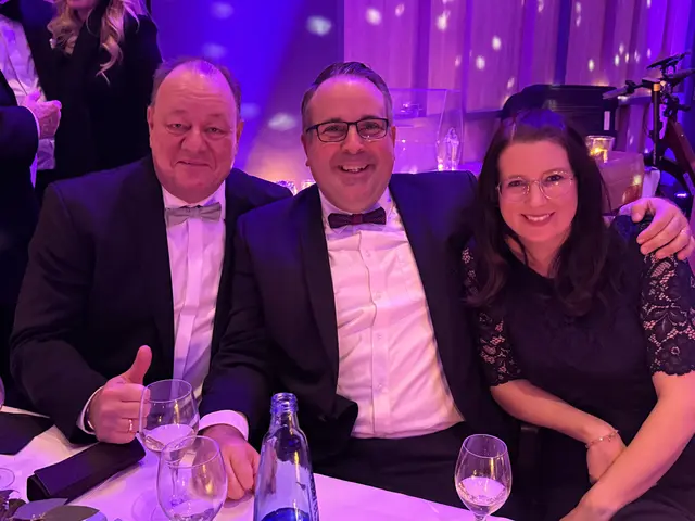 Dirk Feldbinder (Fa. Feldbinder aus Winsen) mit dem Landtagsabgeordneten Jan Bauer und Wiebke Bauer | Foto: Lions Club Buchholz-Nordheide