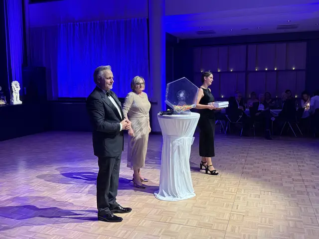 Warten auf die Gewinnerin: Lions-Präsidenten Lars Hagemeier und Gabriela Behrens-Bröker mit Sponsorin Jannika Goebel, Head of Meeting &amp; Events Club Med Deutschland,