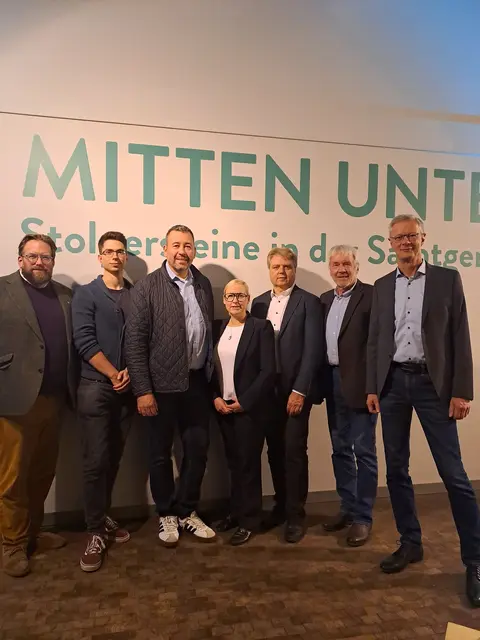 v.r.n.l. Stefan Zimmermann (Museumsdirektor), Chris Stölting (Leiter Abteilung Wissenschaft, Ausstellung, Sammlung), Till von Rennenkampff (1. Vorsitzender Töster
Bürgerstiftung), Nadja Weippert (Landtagsabgeordnete), Dr. Peter Dörsam
(Bürgermeister Samtgemeinde Tostedt), Adolf Staack und Christian Hulan (Arbeitskreis Stolpersteine in der Samtgemeinde Tostedt)