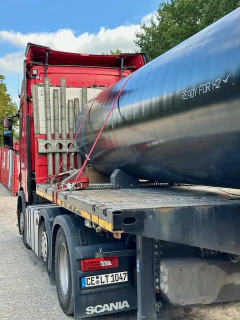 Röhrenumschlag in Fredenbeck - Verladung vom evb-Zug auf Lkw | Foto: evb