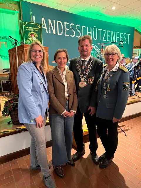 Stefanie Steinke (Vizepräsidenten des Schützenverband Berlin-Brandenburg, v. li.), Dr. Cornell Babendererde (CDU, MdB) Lars Bathke (Verbandspräsident), Anette Randt (stellvertretende Landrätin des Landkreises Harburg) | Foto: Schützenverband Hamburg und Umgegend