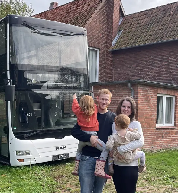 Marcel und Flo Eckhoff vor ihrem Bus, mit dem sie im Sommer 2027 leben wollen | Foto: Eckhoff