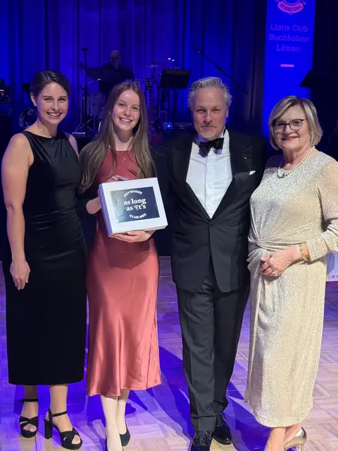v. Li. bei der Tombola Hauptgewinn-Übergabe: Sponsorin Jannika Goebel, Head of Meeting &amp; Events Club Med Deutschland, Hauptpreis-Gewinnern Marileen Kück aus Hamburg mit den Lions-Präsidenten Lars Hagemeier und Gabriela Behrens-Bröker | Foto: Lions Club Buchholz-Nordheide
