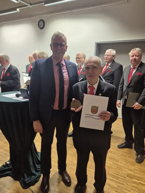Knut Willenbockel (li.) überreicht den Ehrentaler an Helmut Dammann | Foto: Samtgemeinde Horneburg
