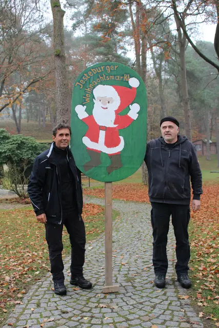 Bauen schon mal bunte Hinweisschilder auf den Weihnachtsmarkt auf: Waldklinik-Mitarbeiter Lars Heise (li.) und Thorsten Lerps | Foto: pöp