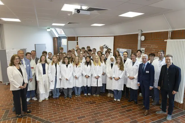 40 Schülerinnen und Schüler der Chemie-Leistungskurse des Gymnasiums Hittfeld nahmen am H2.N.O.N-Wasserstofftag teil und wurden von „Sendung mit der Maus“-Moderator Johannes Büchs, Rainer Rempe und Karin Beckmann begrüßt.  | Foto: Martin Meiners