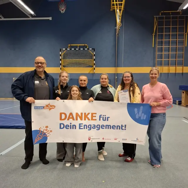 (v.li. n. re.) Kai Uffelmann, Lisa Plaspohl, Lea Plaspohl, Tetiana Plaspohl, Johanna Kaisik, Bianca Kaisik, Kristina von Tronchin
 | Foto: KSB Harburg_Land