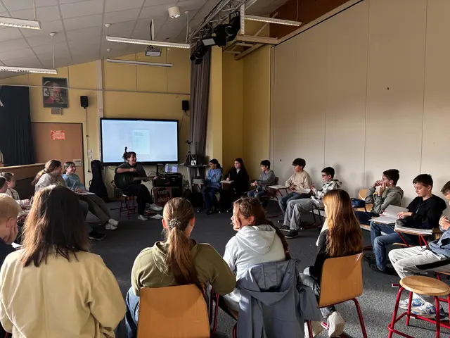 Gemeinsam mit der Sängerin und Songwriterin Coco Aikura entwickelten die Schüler der 6. und 7. Klassen eigene Songtexte und vertonten die dann | Foto: IGS Hollenstedt