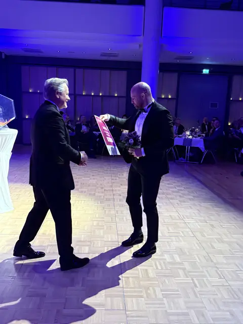 Lions Präsident Lars Hagemeier bei der Übergabe an Alexander Hampfe der eine Blumen-"Faltrate" über einen wöchentlichen Blumenstrauß für ein Jahr im Wert von 30 Euro von MyFlowers aus Buchholz gewann | Foto: Lions Club Buchholz-Nordheide