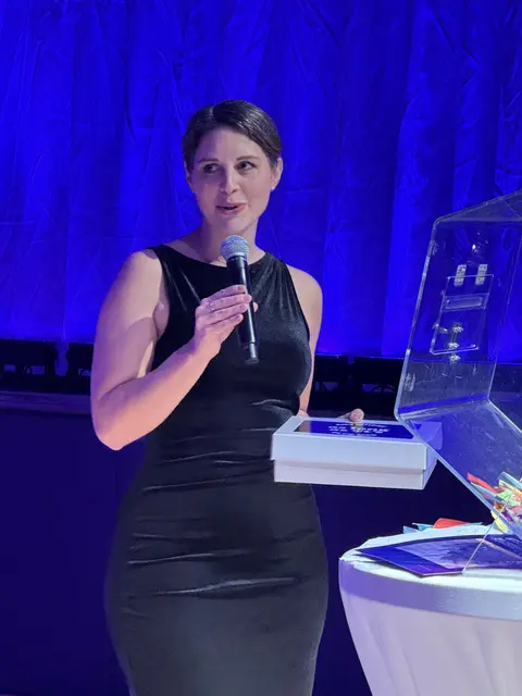Glücksbotin und Sponsorin Jannika Goebel, Head of Meeting &amp; Events Club Med Deutschland bei der Präsentation des Hauptpreises beim Herbstball Buchholz 2025 | Foto: Lions Club Buchholz-Nordheide