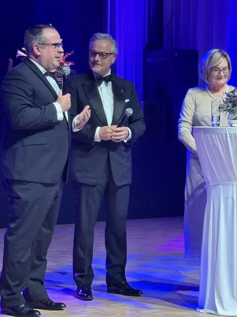 Jan-Bauer erklärte den anwesenden Gästen mit den Lions-Präsidenten Lars Hagemeier und Gabriela Behrens-Bröker den Spendenzweck der diesjährigen Tombola. Gesammelt wurde für das Hospiz-Nordheide | Foto: Lions Club Buchholz-Nordheide