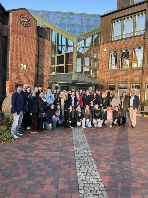 Jugendliche aus Neu Wulmstorf und Łomża trafen im Rathaus auf Bürgermeister Tobias Handke – ein Höhepunkt ihres deutsch-polnischen Schüleraustauschs | Foto: Gymnasium Neu Wulmstorf