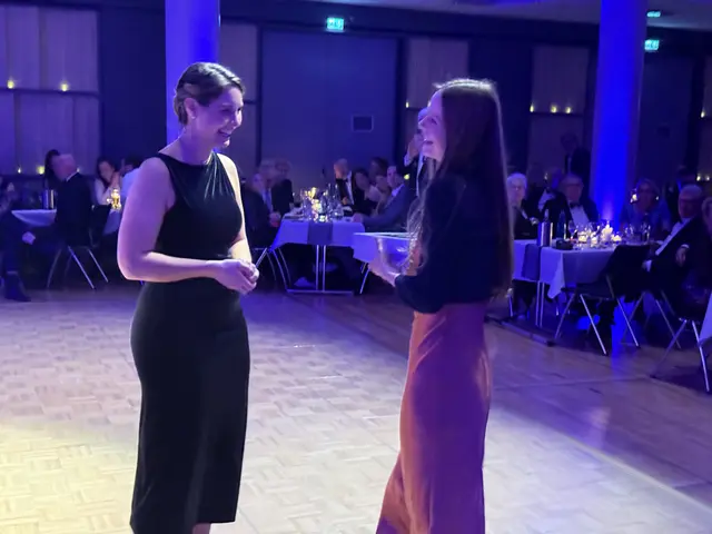 Tombola Hauptgewinn-Übergabe: Sponsorin Jannika Goebel, Head of Meeting &amp; Events Club Med Deutschland mit Hauptpreis-Gewinnern Marileen Kück aus Hamburg  | Foto: Lions-Club Buchholz-Nordheide