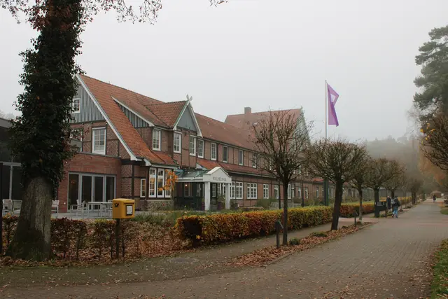 Die Waldklinik am Rande von Jesteburg: Auf einer Wiese gegenüber dem Klinikgelände wird der Jesteburger Weihnachtsmarkt stattfinden  | Foto: pöp
