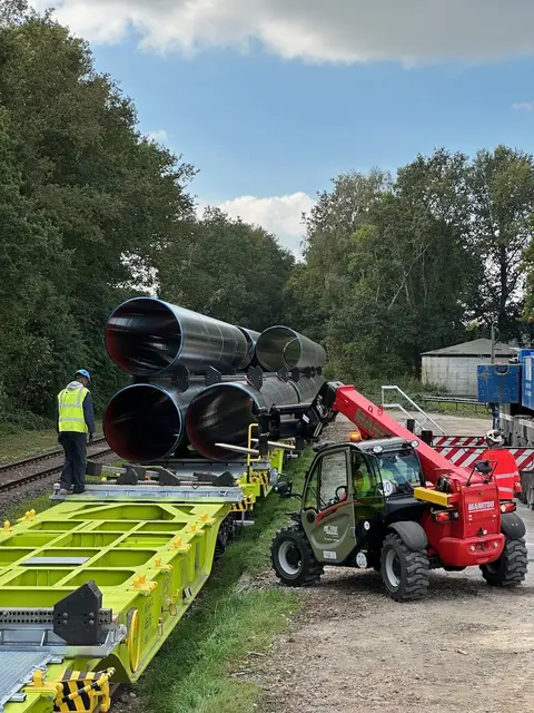 Röhrenumschlag in Fredenbeck - Verladung vom evb-Zug auf Lkw | Foto: evb