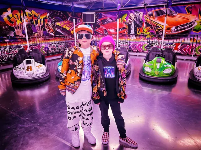 Die beiden Rapper bei ihrem Videodreh zu ihrem Song "Hip Hop is Tip Top" auf dem Hamburger Dom | Foto: ReimOhrhasen