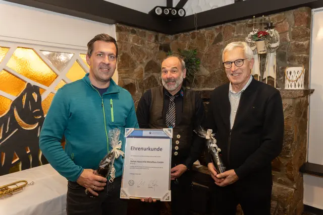 Obermeister Jan Jürgens (Mi.) überreichte Stefan Hauschild (li.) und Hans-Heinrich Hauschild die Ehrenurkunde der Handwerkskammer Braunschweig-Lüneburg-Stade anlässlich des 75-jährigen Betriebsbestehens | Foto: ks