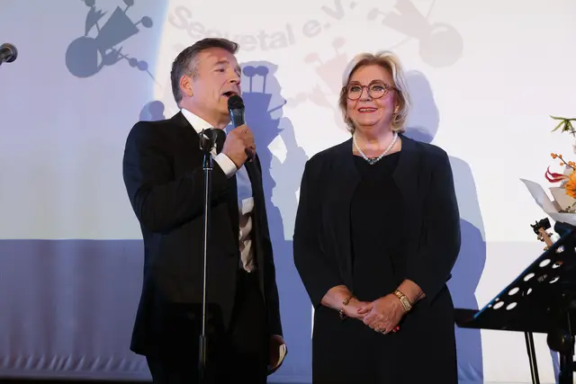 Die erste Vorsitzende des Vereins, Anette Kosakowski (HKK), gemeinsam mit dem Moderator des Abends, Patrick Linke (RTL) | Foto: Hilfe für krebskranke Kinder Seevetal e.V.
