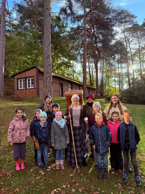 Haben Spaß in der Natur: die Kinder von Waldklinik-Mitarbeitenden mit "Buckelapothekerin" Maike Müller-Putensen und Annette von Karp | Foto: Waldklinik