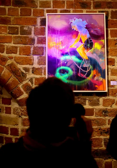 Das Betrachten mit UV-Licht und 3D-Brille entlockt dem Bild "Skipping time" neue Einblicke | Foto: ks