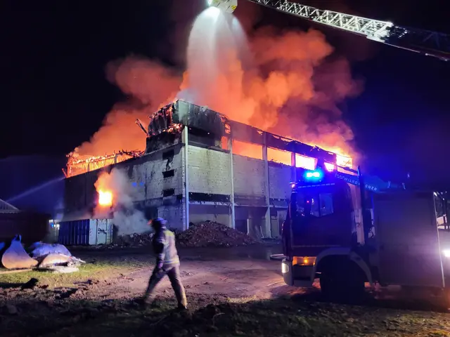 Lichterloh stand die abrissbereite Halle am späten Abend des 25. Februar 2025 in Flammen | Foto: sh