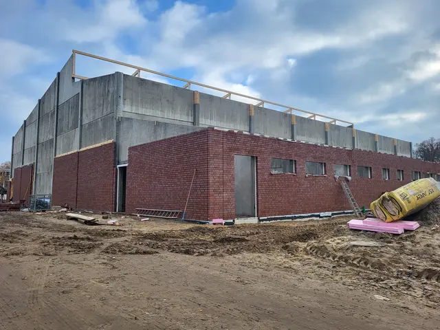 Die neue Dreifeldhalle wächst an der Stelle, an der noch vor neun Monaten die alte Halle lichterloh brannte | Foto: sh