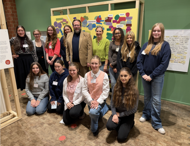 Schülerinnen und Schüler der IGS Seevetal gemeinsam mit Museumsdirektor Dr. Stefan Zimmermann vor ihrer Mindmap zur Ausstellung „Federkiel und Rechenschieber“ im Freilichtmuseum am Kiekeberg | Foto: tml