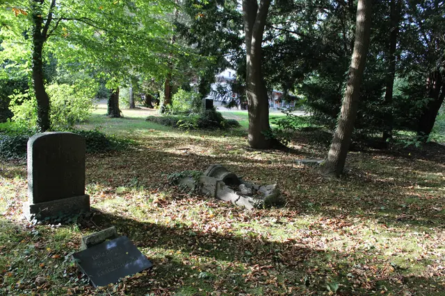 Einige Grabsteine wurden aus Sicherheitsgründen am Boden abgelegt | Foto: sb
