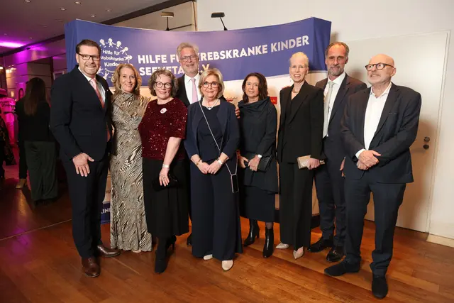 Akteure des Abends (v. li.): Lars Sammann, 2. Vorsitzender HKK, Dorothee Iversen und Maren Blohm von der Fördergesellschaft Kinderkrebs-Zentrum, 1. Vorsitzender Dr. Holger Iversen, Anette Kosakowski, 1. Vorsitzende HKK, Stephanie Joebsch, 2. Vorsitzende der Fördergemeinschaft, Janet Stegner-Brummer, Schatzmeisterin, Dr. Oliver Brummer und Rüdiger Franke | Foto: Hilfe für krebskranke Kinder Seevetal e.V.