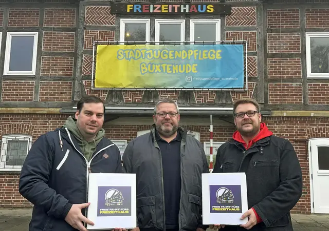 Lars Neuber vom Stadtjugendring (v.l.), der Erste Stadtrat Ralf Dessel und Achim Biesenbach vom Stadtjugendring bei der Übergabe der Unterschriftenliste

  | Foto: Hansestadt Buxtehude