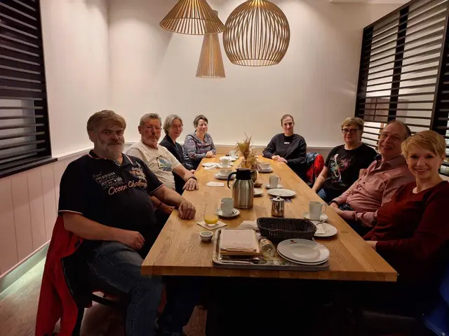 Gemeinsames, gemütliches Frühstück in Winsen: Die Vertreter unserer Partnerstadt in Pritzwalk.
Von links vorne: Thomas Schilke, Gebhard Pries, Sabine Berndt und Annika Enghardt. Hier mit Nikole Speckmann, Ute Asmussen, Michael Hagedorn und Linda Ross vom Stadtorchester Winsen.  | Foto: Stadtorchester Winsen/Luhe e.V.