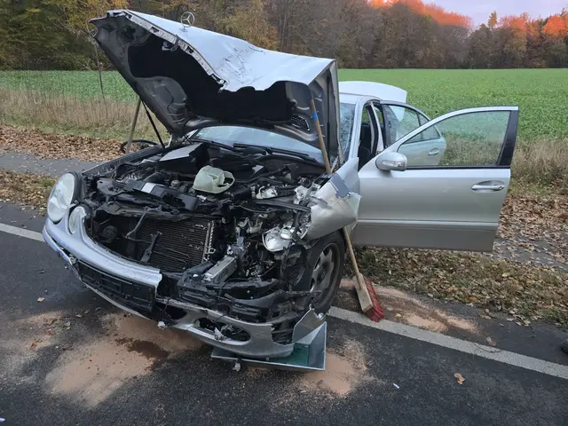 Der schwer beschädigte Mercedes | Foto: Polizei