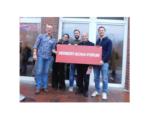 Stephan Ebel und Jenny Lohmann (v. li., Co-Vorsitzende KV Harburg-Land), Torben Peters (Landesvorsitzender
Niedersachsen), Dr. Gregor Gysi (MdB) und Prof. Dr. Florian Schui | Foto: Susanna Schreiner