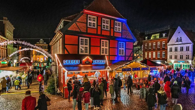 Die historische Stadtwaage befindet sich im Zentrum des Weihnachtsmarktes am Stader Fischmarkt | Foto: Martin Elsen