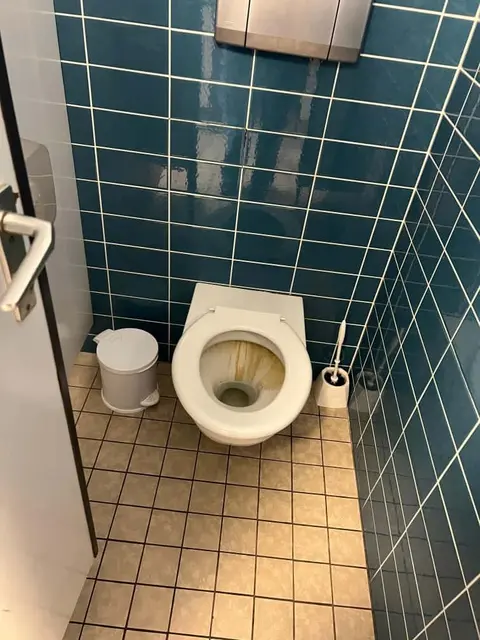 Gebrauchsfähig, ja. Zeitgemäß, nein. Spuren von Jahrzehnten lassen sich nicht wegputzen | Foto: Franziska Barth